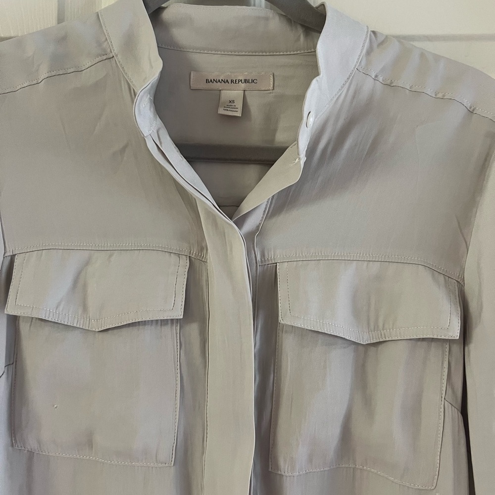 Banana Republic light gray button up blouse. Flap pockets. EUC! Size XS - Picture 2 of 10